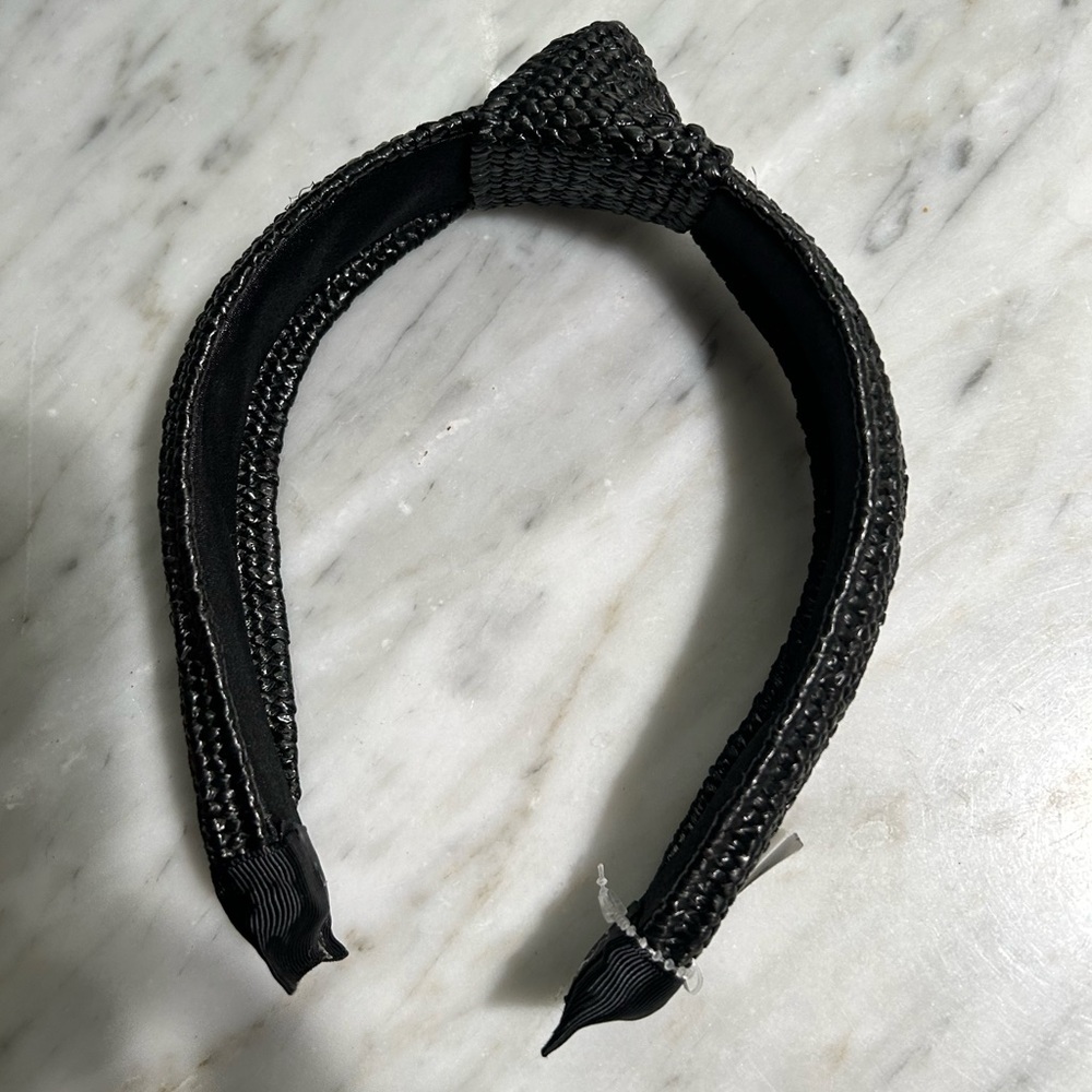 NWT Knot headband with a cool texture